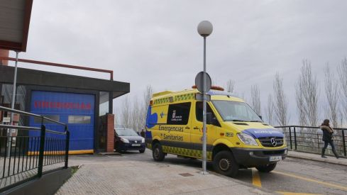 Ambulancia en el Hospital del Bierzo | Trasladada al Hospital del Bierzo tras chocar contra un arbol con su coche 