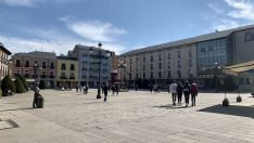 Plaza del Ayuntamiento de Ponferrada con el instituto Gil y Carrasco al fondo Plaza del Ayuntamiento de Ponferrada con el instituto Gil y Carrasco al fondo