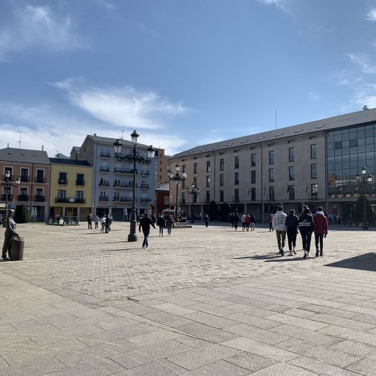 Plaza del Ayuntamiento de Ponferrada con el instituto Gil y Carrasco al fondo Plaza del Ayuntamiento de Ponferrada con el instituto Gil y Carrasco al fondo