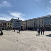 Plaza del Ayuntamiento de Ponferrada con el instituto Gil y Carrasco al fondo Plaza del Ayuntamiento de Ponferrada con el instituto Gil y Carrasco al fondo