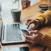 Imagen de archivo de una mujer con un ordenador