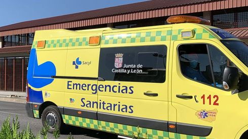 Ambulancia | Tres heridos tras el choque de dos turismos en un cruce en Villaseca de Laciana