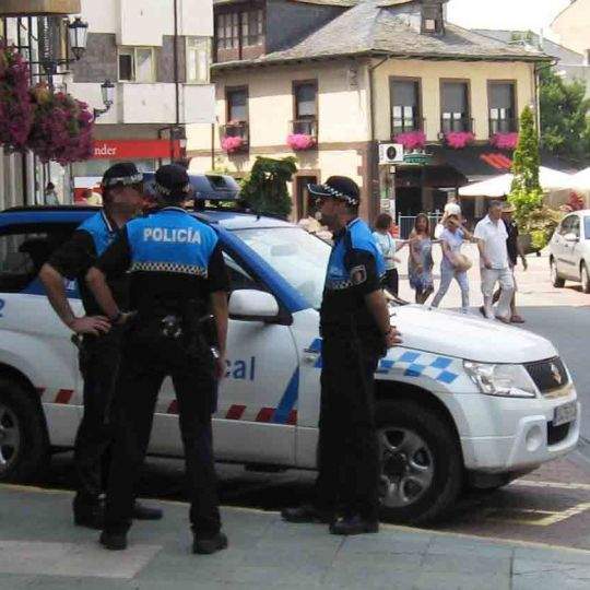 Policía local de Bembibre | Identificado Bembibre tras insultar a viandantes y asistentes a un entierro