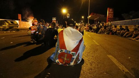 Concentraci�e trabajadores de LM durante la noche frente a la sede de las negociaciones