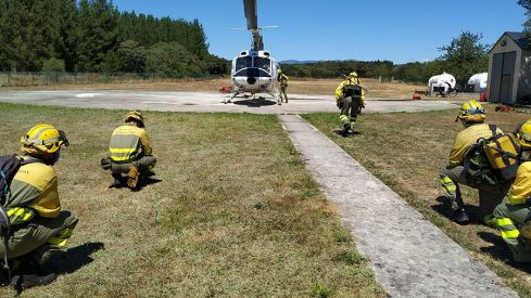 Helicóptero y bomberos forestales de Cueto