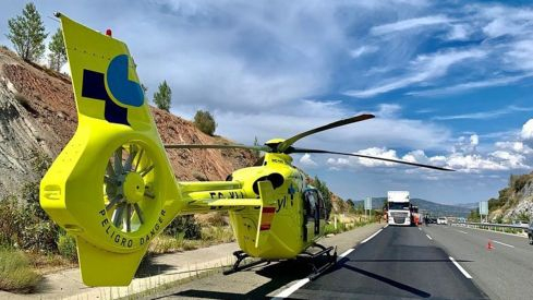 Helicóptero de Sacyl | Dos fallecidos y dos heridos graves en un accidente entre un coche y un camión cisterna en la A-601 en Segovia