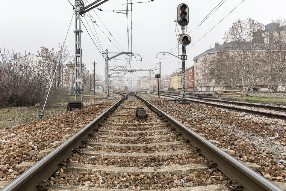 Imagen de archivo de las vías del tren a su paso por Ponferrada Imagen de archivo de las vías del tren a su paso por Ponferrada
