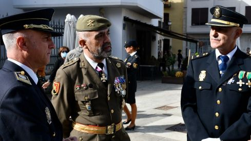 policia encina portada