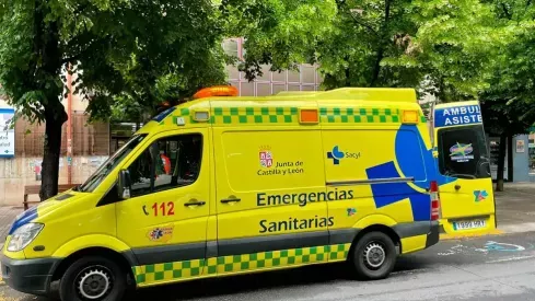 Ambulancia | Herida en la cabeza tras ser atropellada en la rotonda de Flores del Sil