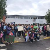 Concentración a las puertas del colegio La Borreca en Ponferrada