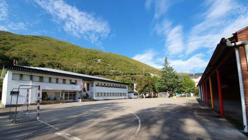 Denuncian que el colegio de Palacios del Sil se encuentra sin wifi y sin cobertura desde hace un mes