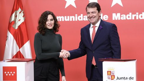 El presidente de la Junta y la presidenta de la Comunidad de Madrid firman un protocolo de actuación en materia de políticas públicas