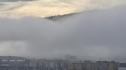 Niebla en Ponferrada. Aviso amarillo por nieblas en El Bierzo que complican la circulación en la A-6 a su paso por la Comarca