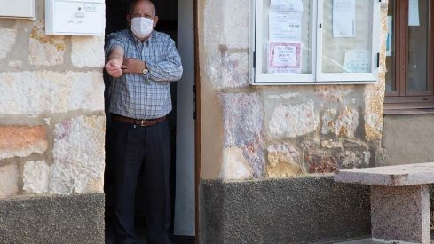 Un hombre tras recibir la vacuna de la gripe