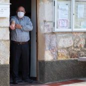 Un hombre tras recibir la vacuna de la gripe