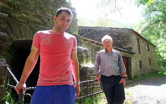  Manuel Sánchez padre, el último guardian de la herrerí­a de Compludo, junto a su hijo, Manuel Sánchez (C.S)