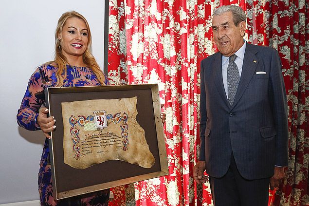 La haltera berciana Lydia Valentín recibe el Premio Leonés del año que otorga el Grupo de emisoras Radio León de manos del presidente del jurado, Fernando Suárez