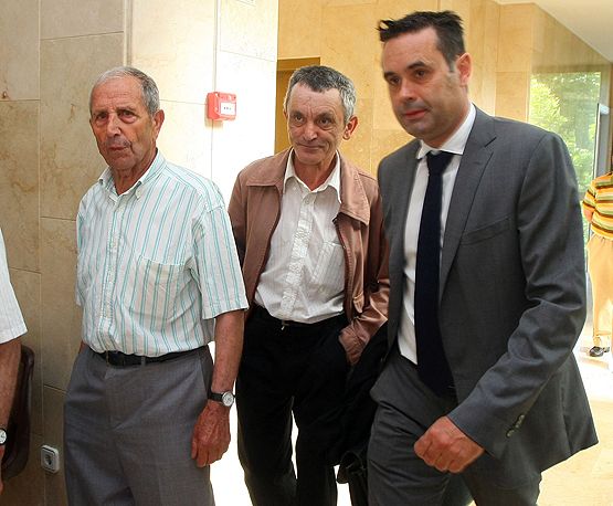 La defensa junto al ex pedáneo en el centro de la imagen (César Sánchez)