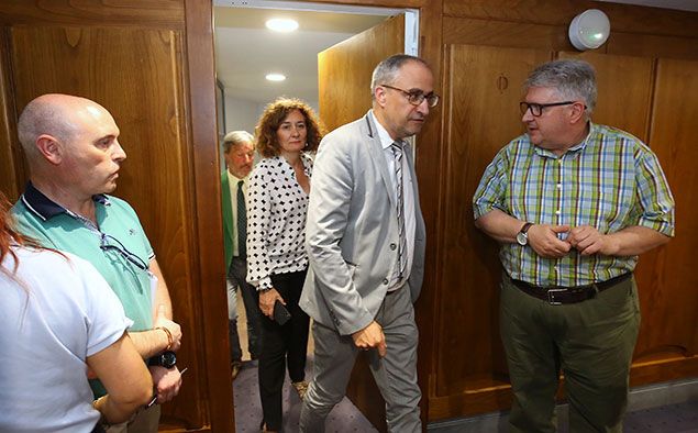 César Sánchez / ICAL La alcaldesa de Ponferrada, Gloria Fernández Merayo, junto al portavoz del grupo Socialista, Olegario Ramón (2D), y de Coalición por el Bierzo, Pedro Muñoz (2I), tras el receso para reunirse sobre la votación del pleno del Ayuntamiento de Ponferrada en el que no se ha aprobado los presupuestos municipales para el ejercicio de 2018