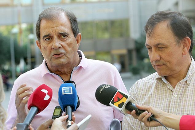 Juan Lázaro / ICAL Los representantes de UGT Fica, Victor Fernández y de CCOO, Jesus Crespo, atienden a los medios de comunicación antes de la reunión de los sindicatos UGT FICA y CCOO con el Ministerio de Industria , Turismo y Comercio sobre la minería del carbón.