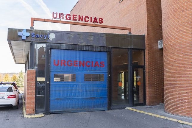 Trasladado al Hospital del Bierzo el conductor del camión volcado en la ...