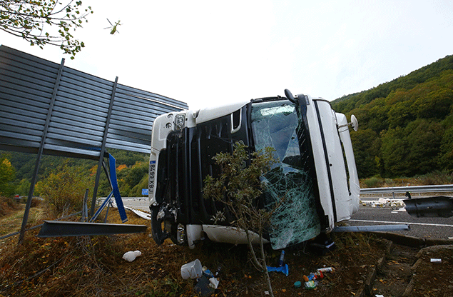 Trasladado al Hospital del Bierzo el conductor del camión volcado en la ...