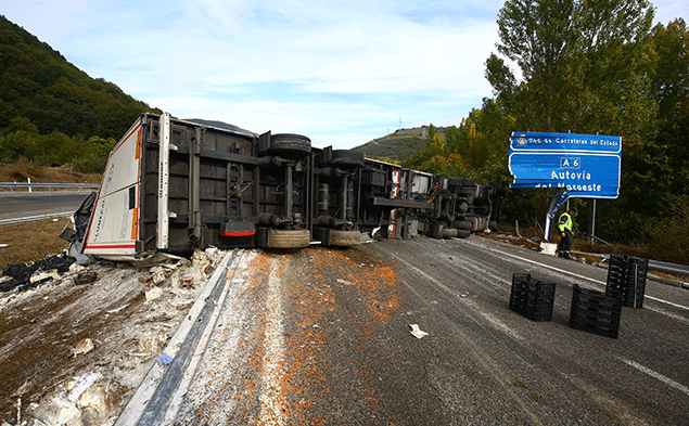Trasladado al Hospital del Bierzo el conductor del camión volcado en la ...