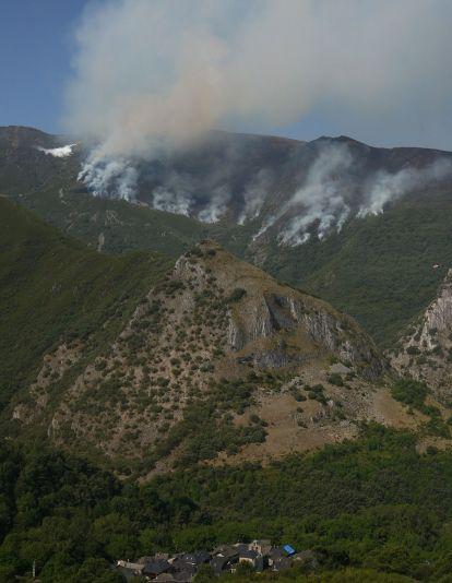 Incendio Montes de Valdueza  en Peñalba de Santiago