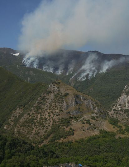 Incendio Montes de Valdueza  en Peñalba de Santiago