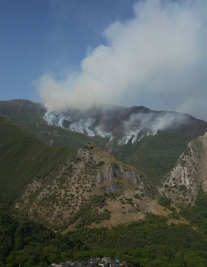 Incendio Montes de Valdueza  en Peñalba de Santiago
