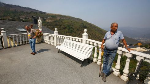 Los vecinos de San Pedro de Trones vuelven a sus casas Los vecinos de San Pedro de Trones vuelven a sus casas