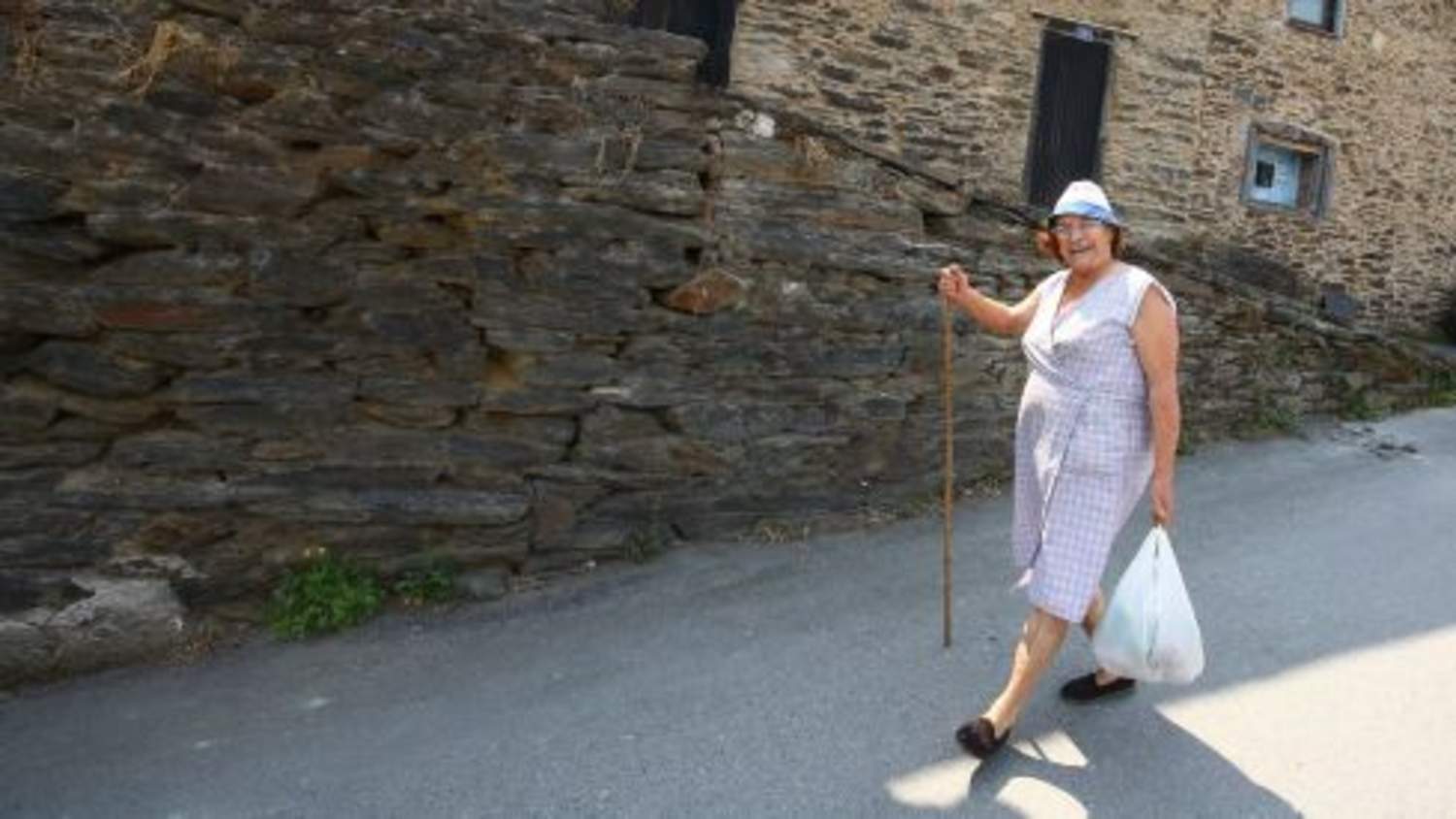 Los vecinos de San Pedro de Trones vuelven a sus casas Los vecinos de San Pedro de Trones vuelven a sus casas