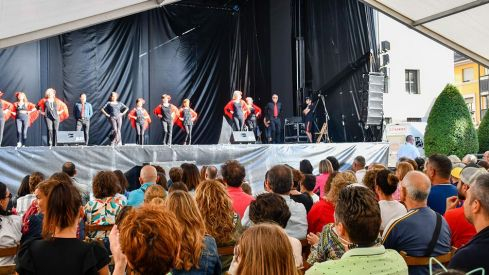 Las escuelas de baile de Ponferrada ponen ritmo a La Encina en el Ayuntamiento Las escuelas de baile de Ponferrada ponen ritmo a La Encina en el Ayuntamiento