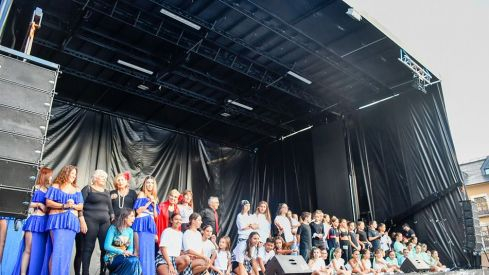 Las escuelas de baile de Ponferrada ponen ritmo a La Encina en el Ayuntamiento Las escuelas de baile de Ponferrada ponen ritmo a La Encina en el Ayuntamiento