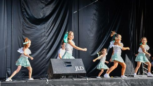 Las escuelas de baile de Ponferrada ponen ritmo a La Encina en el Ayuntamiento Las escuelas de baile de Ponferrada ponen ritmo a La Encina en el Ayuntamiento