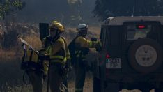 Foto archivo. Bomberos forestales en un incendio 