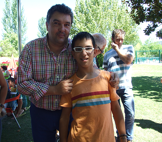 El niño Eduardo Molina junto al alcalde José Luis Ramón disfrutando del sábado en las piscinas