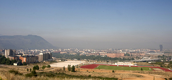 El humo del incendio de Quiroga llega hasta Ponferrada (César Sánchez/ICAL)