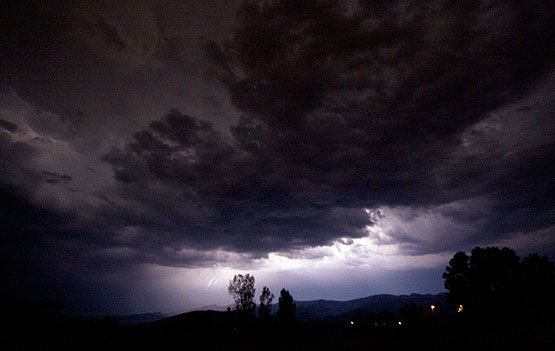 Tormenta formada a última hora de la tarde de ayer en El Bierzo (César Sánchez / ICAL)