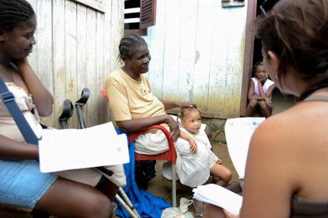 Ana visita a una familia de Santo Tome dentro del estudio de discapacitados. Foto: Isabel Rodríguez