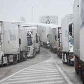 Camiones embolsados por la nieve