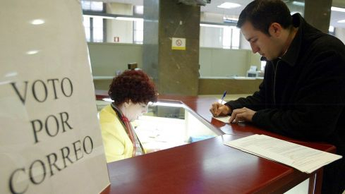 Las oficinas de Correos en León amplían su plantilla para garantizar el voto por correo