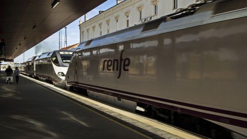 Los pasajeros del tren León-Ponferrada son trasladados por carretera debido a una avería