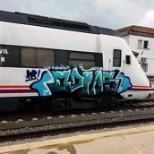 Grafiti en un tren de Renfe | Detenida una persona en Ponferrada por realizar grafitis en trenes en el mes de mayo