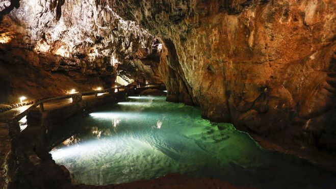 Cueva de Valporquero (León)