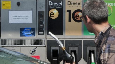 Una persona repostando gasolina