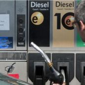 Una persona repostando gasolina