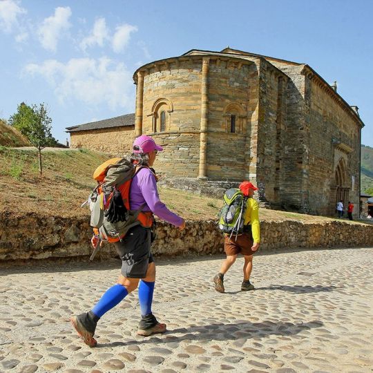Peregrinos haciendo el Camino de Santiago a su paso por Villafranca del Bierzo Peregrinos haciendo el Camino de Santiago a su paso por Villafranca del Bierzo
