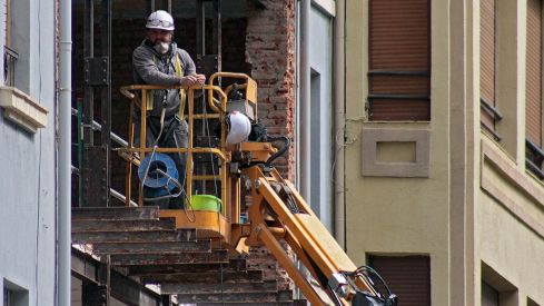 Trabajador industria | Las empresas de Castilla y León pagaron más de 33.000 € de media por trabajador en 2024, un 3,2% más que el año anterior