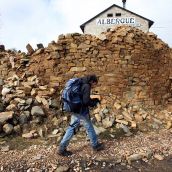 Peregrino haciendo el Camino de Santiago a su paso por la Cruz do ferro